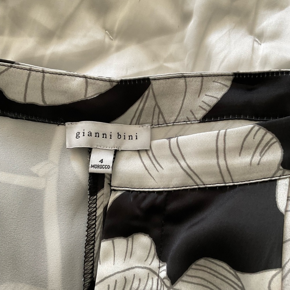 Gianni Bini Monochrome Leaf Pattern Skirt